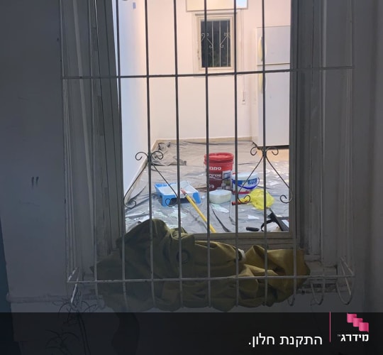 חלון עם סורגים ללא תריסים נראים